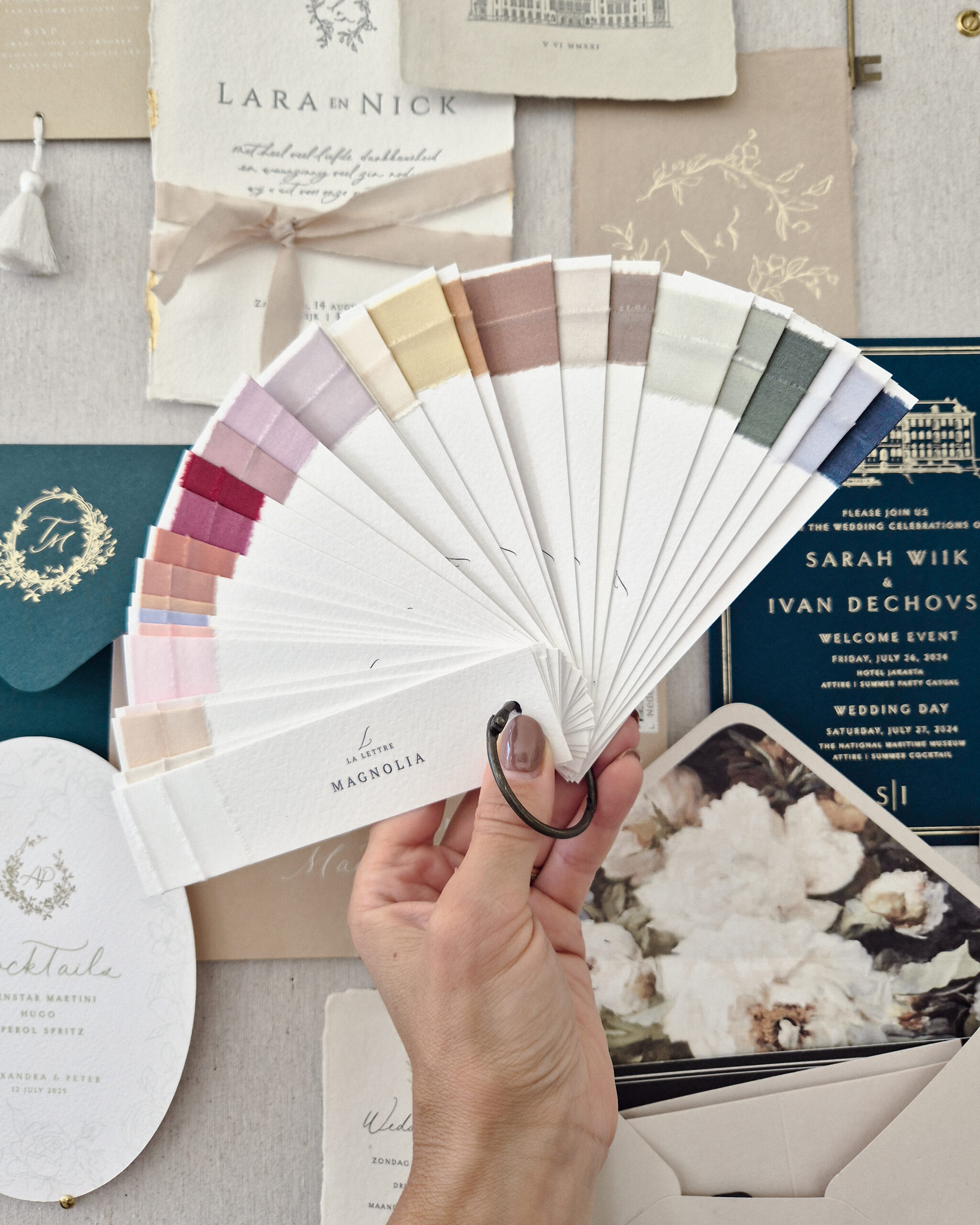 Kleurenwaaier van La Lettre Lint voor het combineren van zijden lintkleuren met luxe trouwkaarten en wedding stationery.