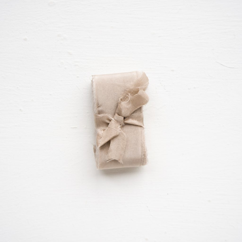 La Lettre Lint atelier handgemaakte zijden linten hand dyed silk ribbon sand