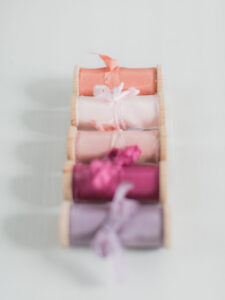 La Lettre Lint handgemaakte zijden linten atelier hand dyed silk ribbon 100% zijde nederland bruiloft wedding styling bloemist bruisboeket stationery trouwkaarten Geeske Kapenga Erika