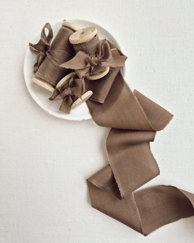 Chocolat bruin zijden lint van La Lettre Lint